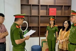 Cơ quan Cảnh sát điều tra Công an thành phố Đà Nẵng tống đạt Quyết định khởi tố bị can đối với đối tượng Lê Thị Oanh. (Ảnh: Công an cung cấp)