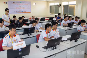 Các thí sinh bước vào phần tranh tài chung kết. 