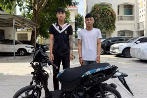 Hai đối tượng tại cơ quan điều tra. (Ảnh: Công an cung cấp)