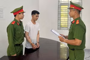 Lực lượng chức năng thi hành Lệnh bắt bị can để tạm giam đối với Đỗ Phú Tâm. (Ảnh: Công an cung cấp) 