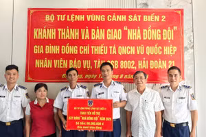 Bộ Tư lệnh Vùng Cảnh sát biển 2 khánh thành và bàn giao “Nhà đồng đội” cho Thiếu tá Quân nhân chuyên nghiệp Vũ Quốc Hiệp. (Ảnh: HẢI ĐĂNG)