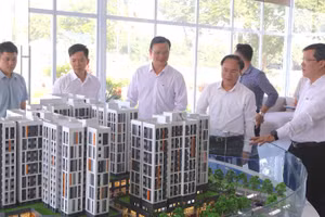 Thứ trưởng Xây dựng Nguyễn Văn Sinh và đoàn công tác làm việc tại Đà Nẵng về tiến độ xây dựng nhà ở xã hội.