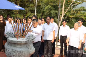 Đồng chí Trần Sỹ Thanh dẫn đầu Đoàn công tác dâng hương tại Bia di tích Ban Kiểm tra. 