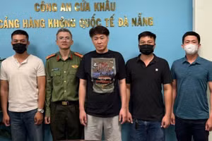Phòng Cảnh sát hình sự, Công an thành phố Đà Nẵng bàn giao đối tượng cho cơ quan chức năng Hàn Quốc tại cửa khẩu cảng hàng không quốc tế Đà Nẵng. (Ảnh: Công an cung cấp)