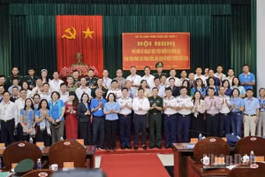 Các đại biểu chụp ảnh lưu niệm trước khi lên tàu. (Ảnh: ANH ĐÀO)