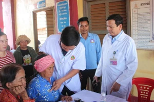 Các bác sĩ Bệnh viện Quân y 17, Cục Hậu cần-Kỹ thuật Quân khu 5 đã tiến hành khám bệnh, tư vấn sức khỏe và cấp thuốc miễn phí cho người dân. 