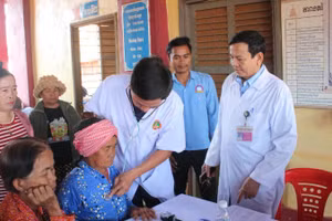 Các bác sĩ Bệnh viện Quân y 17, Cục Hậu cần-Kỹ thuật Quân khu 5 đã tiến hành khám bệnh, tư vấn sức khỏe và cấp thuốc miễn phí cho người dân. 