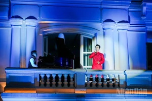 Chương trình do Nhà hát Trưng Vương Đà Nẵng thực hiện và kịch bản - Tổng Đạo diễn do Nghệ sĩ ưu tú Quang Hào đảm nhận.