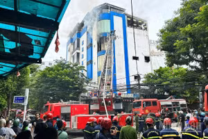 Xe thang chuyên dụng được huy động đến hiện trường, tiếp cận đám cháy. (Ảnh: ANH ĐÀO)
