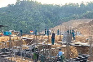 Cán bộ, chiến sĩ Bộ Chỉ huy Quân sự thành phố Đà Nẵng hỗ trợ thi công tại xã Đắc Pring.