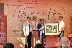 Đại diện gia đình cố họa sĩ Lê Bá Đảng trao tặng tranh cho Bảo tàng Mỹ thuật-Bảo tàng Đà Nẵng. (Ảnh: ANH ĐÀO)