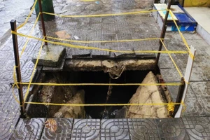 Hiện trường nơi vỉa hè sụp xuống tạo hố sâu.