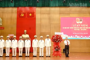 Đồng chí Nguyễn Đức Dũng, Phó bí thư Thành ủy, Chủ tịch Hội đồng nhân dân thành phố Đà Nẵng tặng hoa chúc mừng Phòng Tham mưu Công an thành phố. (Ảnh: ANH ĐÀO)