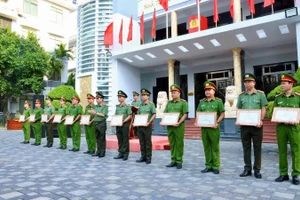 Các tập thể, cá nhân thuộc Công an Đà Nẵng đón nhận Bằng khen của Bộ Công an vì thành tích xuất sắc trong thực hiện "Chiến dịch Quang Trung".