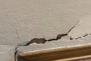 Nhiều vết nứt xuất hiện khiến người dân lo lắng