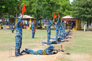 Chiến sĩ mới thực hành bắn súng tiểu liên AK bài 1.