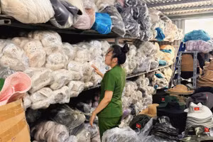Đà Nẵng phát hiện, tạm giữ 700 đôi sandal có dấu hiệu xâm phạm quyền sở hữu trí tuệ. (Ảnh: Công an cung cấp)
