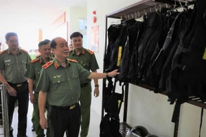 Thiếu tướng Nguyễn Hữu Hợp, Giám đốc Công an thành phố Đà Nẵng kiểm tra công tác sẵn sàng chiến đấu tại các đơn vị thuộc Công an thành phố.