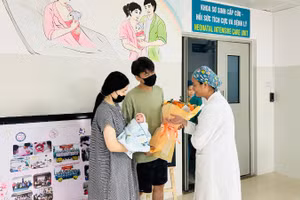 Gia đình nhỏ hạnh phúc đón nhận tình cảm từ các y bác sĩ Bệnh viện Phụ sản-Nhi Đà Nẵng trong ngày xuất viện. (Ảnh: Bệnh viện cung cấp)
