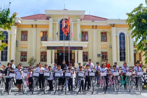 Những chiếc xe đạp trao tặng học sinh vượt khó, học giỏi tại xã Phước Trà, thành phố Đà Nẵng.