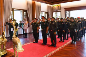 Đoàn sĩ quan trẻ Quân đội ba nước Việt Nam-Lào-Campuchia dâng hoa, dâng hương tưởng niệm Chủ tịch Hồ Chí Minh, Đại tướng Võ Nguyên Giáp.