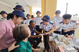 Cảnh sát biển Việt Nam tổ chức nhiều chương trình đồng hành cùng ngư dân xã Nhơn Châu, tỉnh Gia Lai. (Ảnh: ANH ĐÀO)