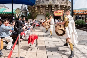 Lĩnh vực du lịch, dịch vụ đóng góp quan trọng vào tăng trưởng kinh tế Đà Nẵng trong năm 2025. Trong ảnh là du khách tham quan Khu du lịch Bà Nà Hills dịp Tết Dương lịch 2026. (Ảnh: ANH ĐÀO)