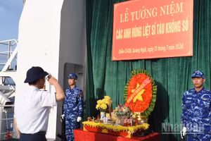 Đồng chí Trung tướng Bùi Quốc Oai, Bí thư Đảng ủy, Chính ủy Cảnh sát biển Việt Nam dâng hương tưởng niệm các Anh hùng liệt sĩ Tàu không số C43B. (Ảnh: ANH ĐÀO)