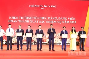 Bí thư Thành ủy Đà Nẵng Lê Ngọc Quang trao tặng Bằng khen cho các cá nhân có thành tích xuất sắc.
