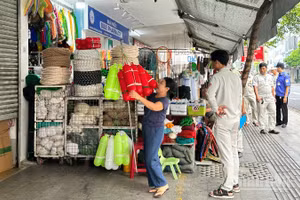 Lực lượng chức năng phường Hải Châu tuyên truyền, nhắc nhở các hộ kinh doanh khu vực chợ Hàn thu gọn hàng hóa, bảo đảm mỹ quan đô thị, sáng ngày 28/3. 