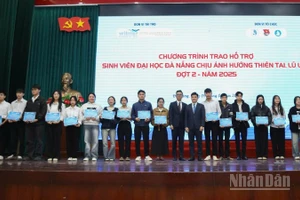Hội sinh viên Đại học Đà Nẵng và các doanh nghiệp đồng hành, hỗ trợ sinh viên miền trung-Tây Nguyên vượt khó, học giỏi. (Ảnh: GIA HÂN)