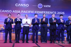 Các đại biểu tham dự hội nghị chụp ảnh lưu niệm. (Ảnh: ANH ĐÀO)