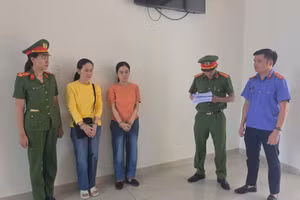 Cơ quan điều tra tống đạt quyết định khởi tố bị can, lệnh bắt tạm giam hai đối tượng Phùng Thị Minh Sen và Ngô Thùy Linh. (Ảnh: Công an Đà Nẵng cung cấp)