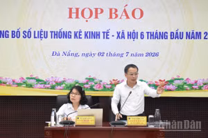 Ông Trần Văn Vũ, Cục trưởng Cục Thống kê thành phố Đà Nẵng phát biểu tại buổi họp báo. (Ảnh: ANH ĐÀO)