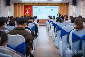 Đông đảo sinh viên Trường đại học Kinh tế-Đại học Đà Nẵng cập nhật các thông tin mới nhất về tài chính số.