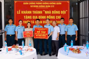 Thượng tá Nguyễn Bá Long, Phó Chính ủy Trung đoàn 929, Sư đoàn 372 bàn giao “Nhà đồng đội” tặng gia đình Thiếu tá Quân nhân chuyên nghiệp Bùi Sỹ Hoàng.