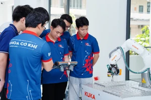 Sinh viên Đà Nẵng trải nghiệm tại Trung tâm Đào tạo, Nghiên cứu và Phát triển Ứng dụng Robot Công nghiệp và Trí tuệ nhân tạo.