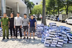 Các đối tượng cùng tang vật vụ việc. (Ảnh: Công an cung cấp)