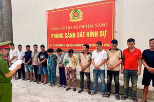 Công an triệu tập các đối tượng liên quan trong đường dây cá độ bóng đá. (Ảnh: Công an cung cấp)