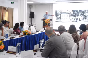 Ông Philippe Le Failler, Giám đốc Viện Viễn Đông Bác cổ Pháp trình bày tham luận tại tọa đàm. (Ảnh: Anh Đào)