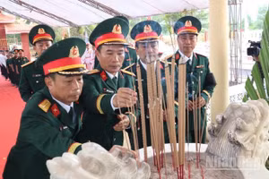 Các đại biểu dâng thắp hương tưởng nhớ các liệt sĩ.