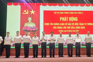 Bộ Tư lệnh Vùng Cảnh sát biển 2 khen thưởng cho các đồng chí có thành tích tốt trong học tập và làm theo tư tưởng, đạo đức, phong cách Hồ Chí Minh. 