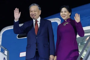 Lễ đón Tổng Bí thư và Phu nhân tại sân bay quốc tế Sofia. (Ảnh: THỐNG NHẤT/TTXVN)