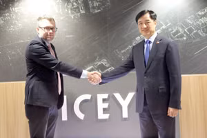 Đồng chí Nguyễn Duy Ngọc tại Công ty công nghệ vũ trụ ICEYE. (ẢNH: TTXVN)