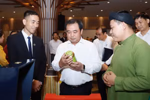 Quyền Bộ trưởng Nông nghiệp và Môi trường Trần Đức Thắng bên sản phẩm trà Việt. (Ảnh: PV)