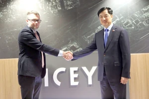 Đồng chí Nguyễn Duy Ngọc tại Công ty công nghệ vũ trụ ICEYE. (ẢNH: TTXVN)