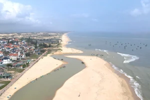 Cửa sông Dinh bị bồi lấp thành cồn cát dài gần 1km, chỉ còn một lạch nước ở phía bắc sâu nhất khoảng 50cm 