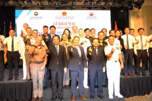 Các đại biểu tham dự Lễ khai mạc Chương trình Đối tác Thái Bình Dương-Bạn bè Thái Bình Dương 2026 tại Quảng Trị thực hiện cử chỉ "bắn tim" thể hiện sự thân thiện và tình cảm