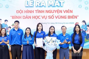 Ban Thường vụ Tỉnh Đoàn Quảng Trị tổ chức lễ ra mắt đội hình tình nguyện viên “Bình dân học vụ số vùng biên” (Ảnh: HƯƠNG GIANG)
