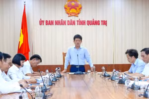Phó Chủ tịch Ủy ban nhân dân tỉnh Quảng Trị Lê Văn Bảo chủ trì cuộc họp bàn về phương án bố trí lực lượng thú y cấp xã (Ảnh: NH)